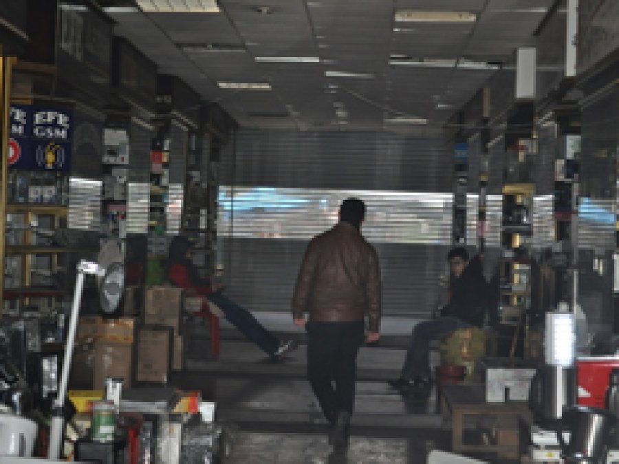Elektrik kesintisi esnafa kepenk açtırmadı