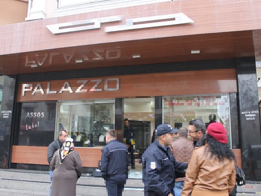 Polisin gözü önünde kuyumcu soygunu