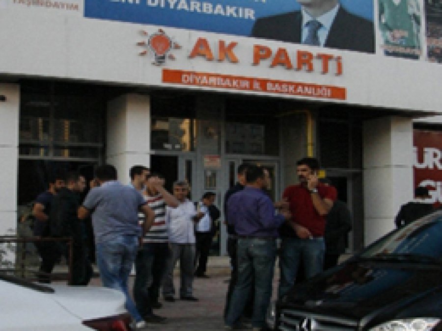 AK Parti’ye yaklaşmak yasaklandı!