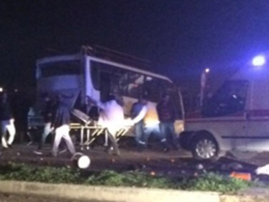 Adana’da TIR ile minibüs çarpıştı: 18 yaralı