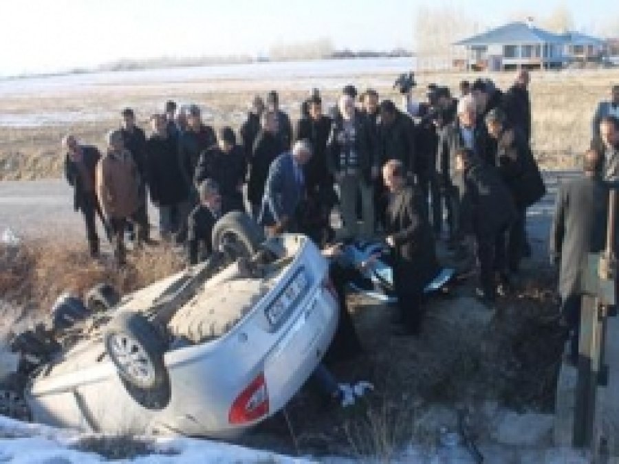 Otomobil Su Kanalına Devrildi: 4 Yaralı