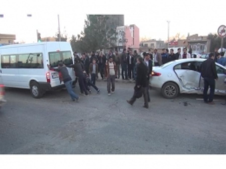 Kızıltepe'de  2 Araç Çarpıştı: 3 Kişi Yaralı 