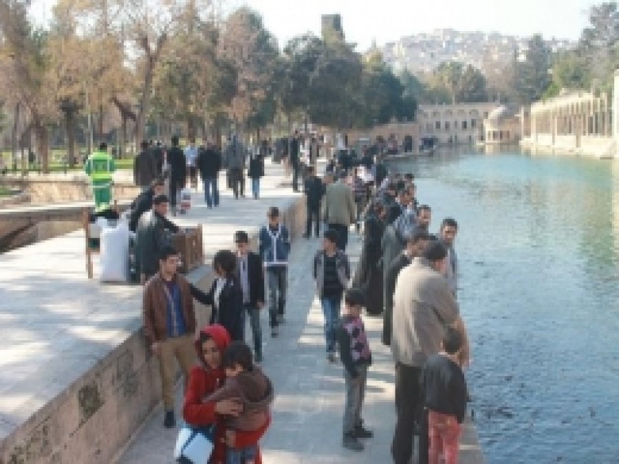 Urfalılar Güneşli Havanın Keyfini Çıkarıyor