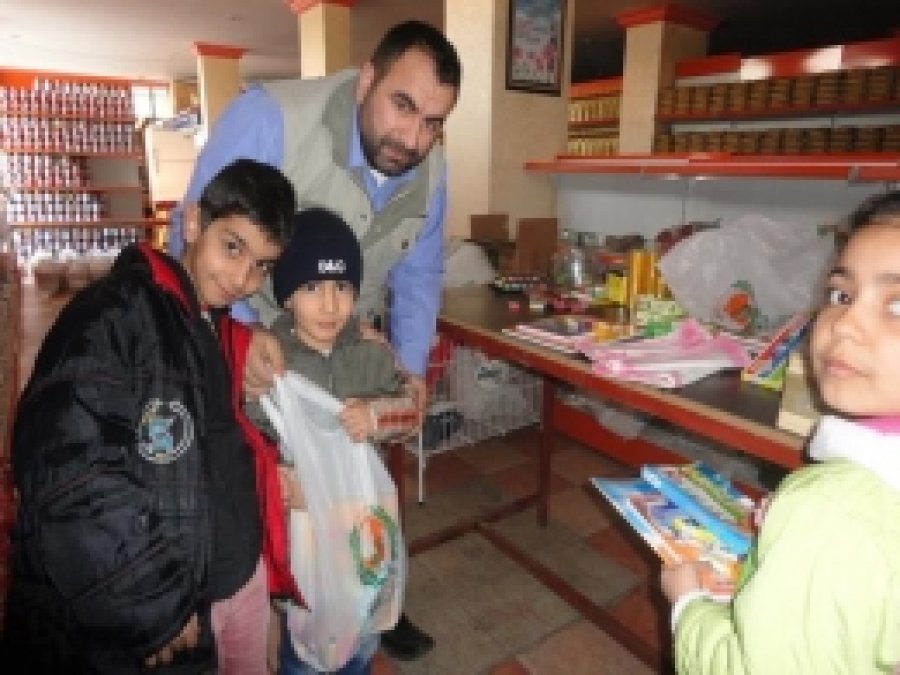 Yetim Der'den Fakir Öğrencilere Kırtasiye Yardımı