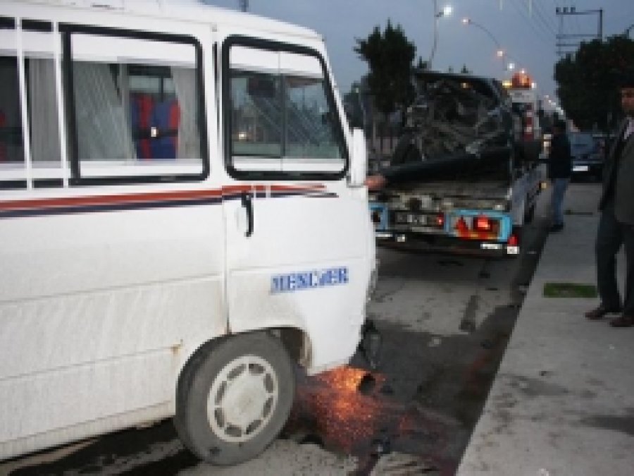 Tarsus'ta İşçileri Taşıyan Araç Kaza Yaptı 5 Yaralı 