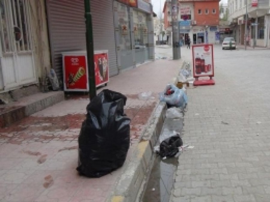 Kepenkler Kapattırıldı, Belediye Çöpleri Toplamadı 