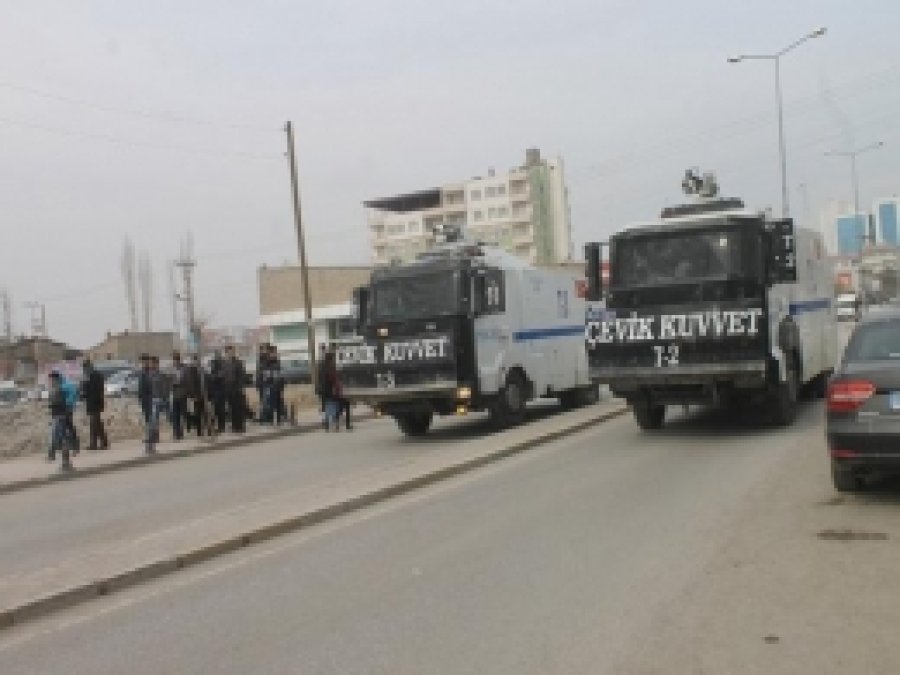 Van'da Polisle Göstericiler Çatıştı