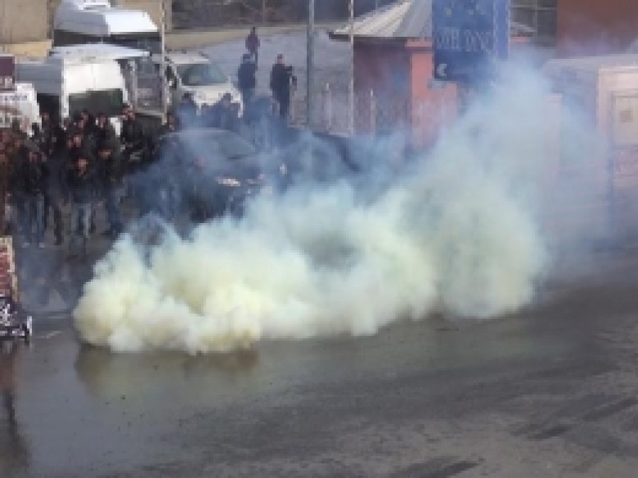 Tatvan'da Polis ile PKK Yandaşları Çatıştı 