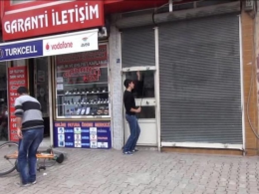 PKK/BDP'liler Tehditle  Kepenk Kapattırdı 