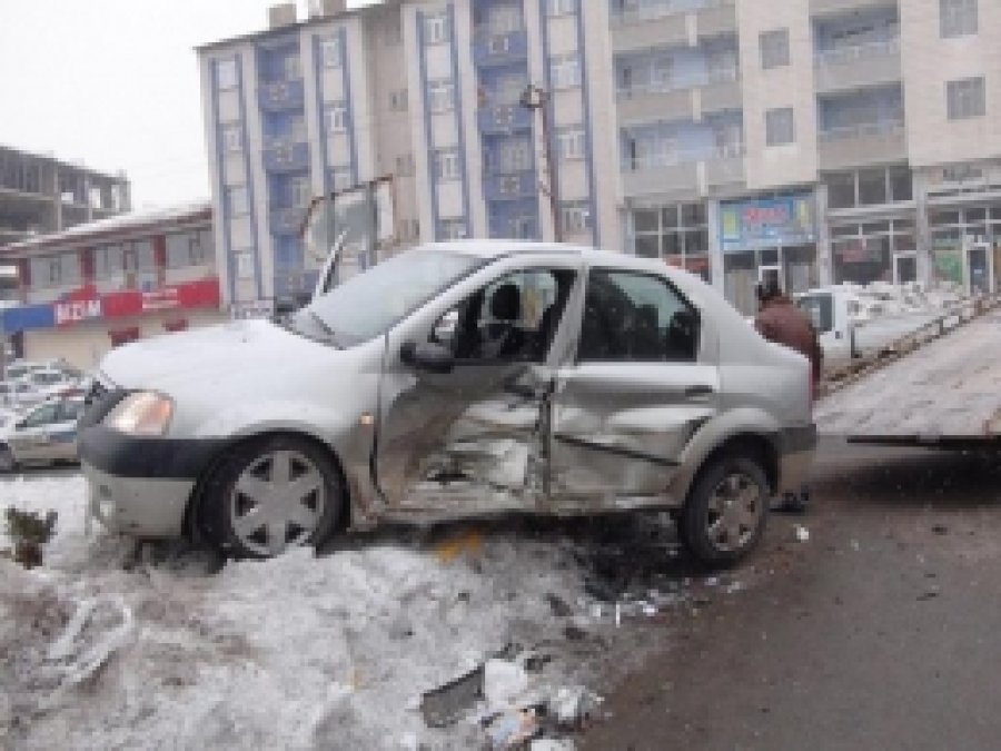 Muş 'ta Trafik Kazası: 2 Yaralı  