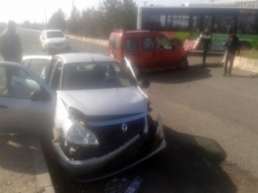 Dicle Üniversitesi Kavşağı'nda Kaza: 2 Yaralı