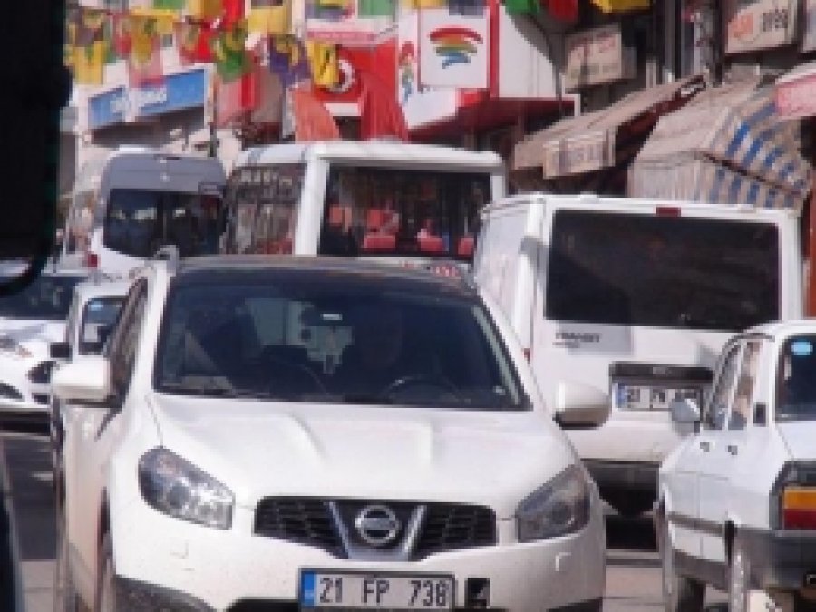 Ergani'de Otopark Sorunu Nedeniyle Esnaf Sıkıntılı 