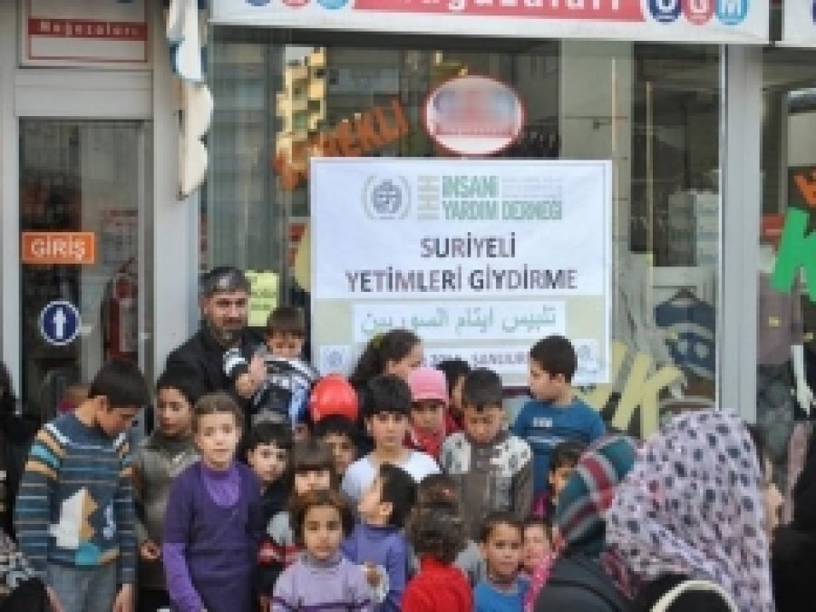 İHH Suriyeli 144 Yetimi Giydirdi