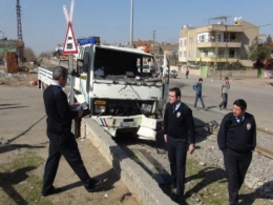 Tren Kamyona Çarptı: 1 Yaralı 