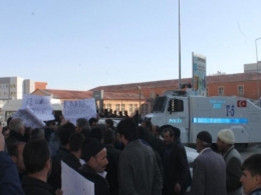 İmar Planına İsyan Eden Halk Sokağa Dökülüp Yol Kapattı 