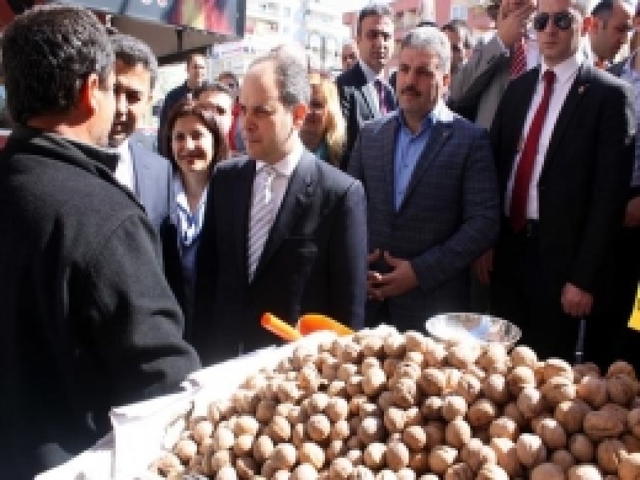 Vatandaş Bakan'ın Elini Tutmak İstemedi  