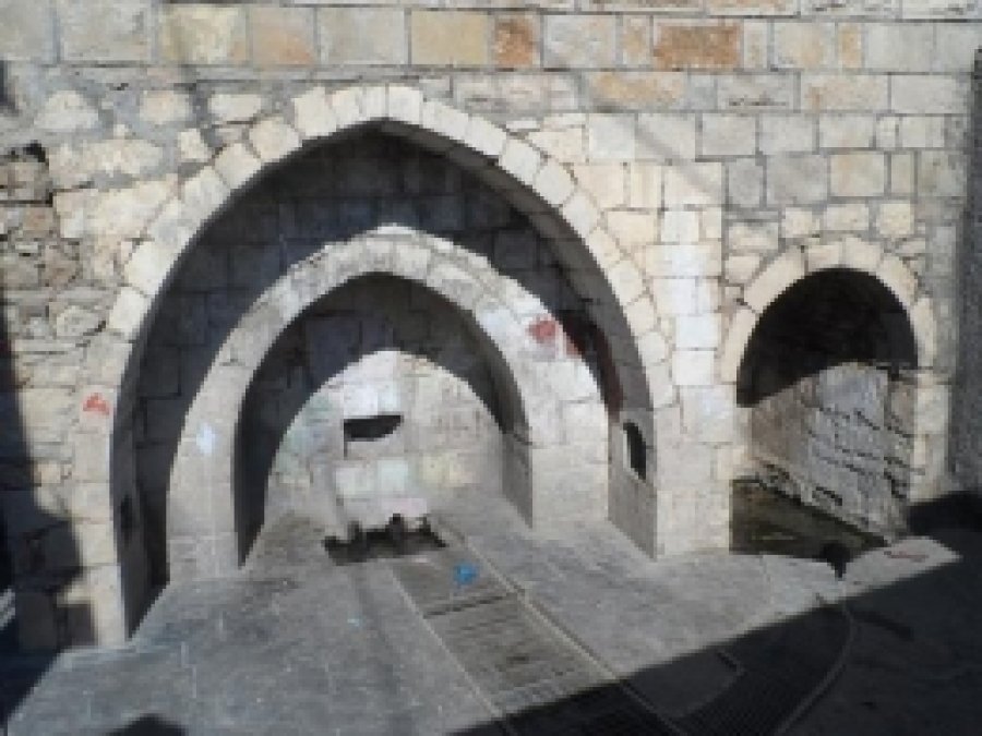 Tarihi Çeşmeye Yazık Oluyor 