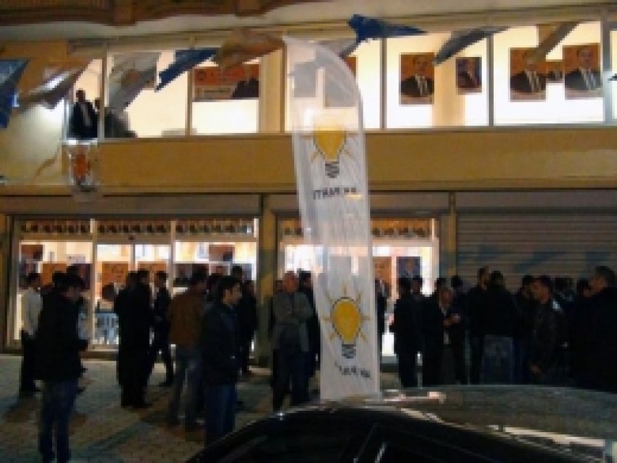 AK Parti Seçim Bürosu'na Saldırı