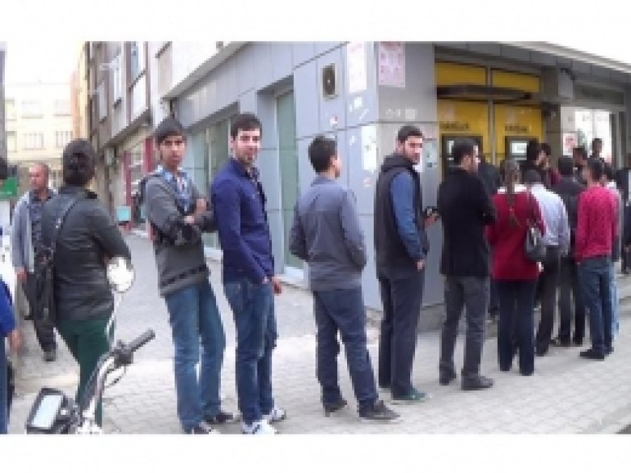 Yüzlerce Açık Öğretim Öğrencisi Bir ATM'de Para Yatırıyor 