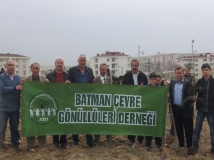 Çevreci Öğrenciler 300 Fidan Dikti 