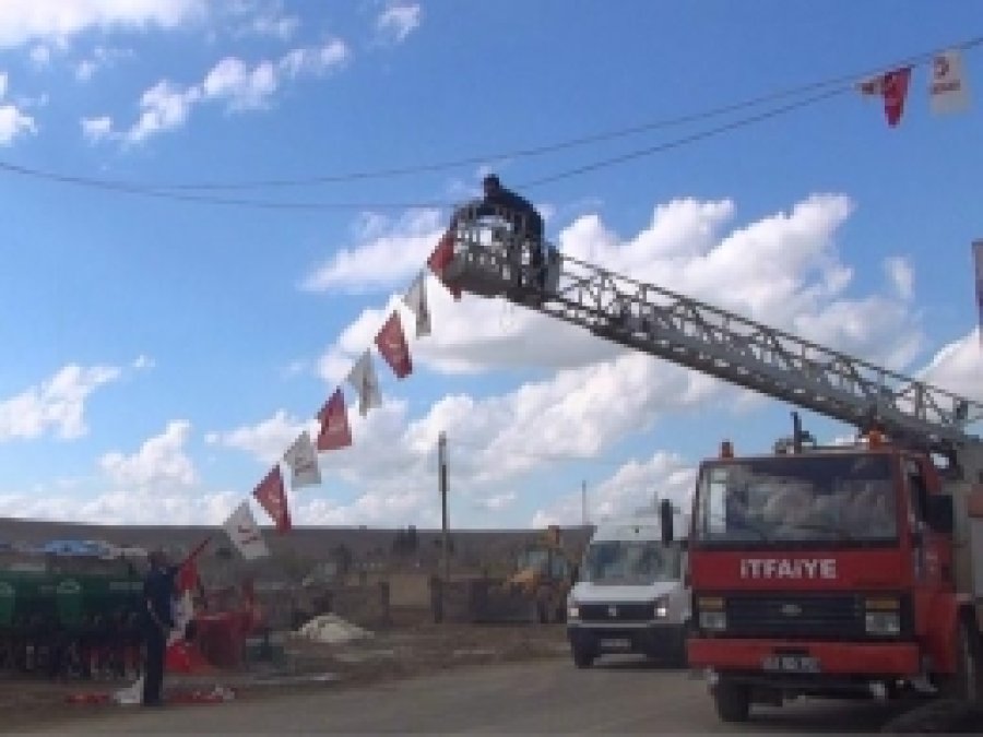 Ceylanpınar'da Parti Bayrakları Söküldü