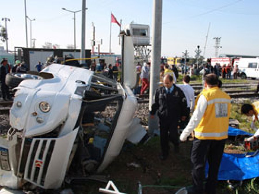Tren İşçi Servisine Çarptı