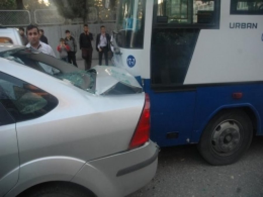 Halk Otobüsü İle Otomobil Çarpıştı 