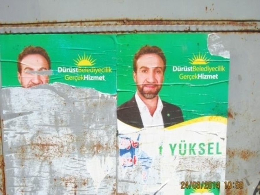 Bu Afişleri Kim Yırtıyor? 