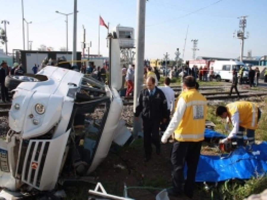 Mersin'deki Tren Kazasında Ölü Sayısı 11'e Çıktı 