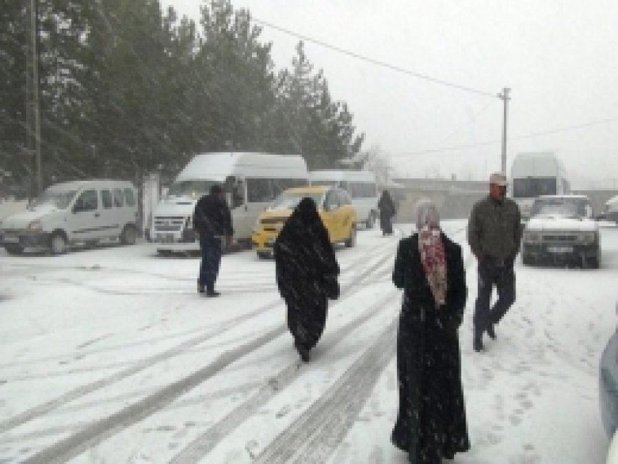 Bitlis'te Seçimler Kar Yağışıyla Çileye Döndü