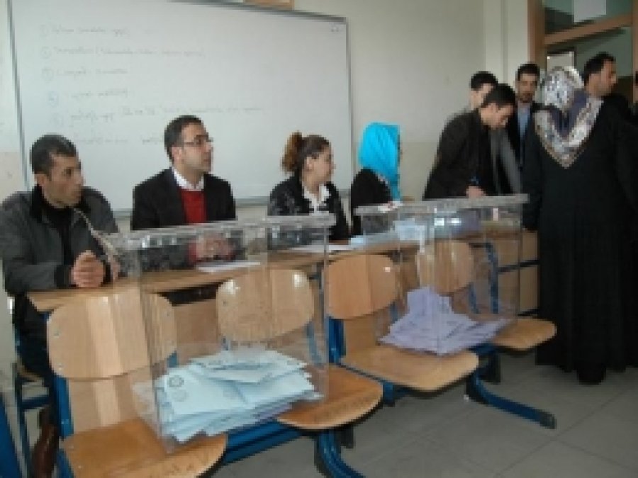 Van'da Sandıklar Kapandı