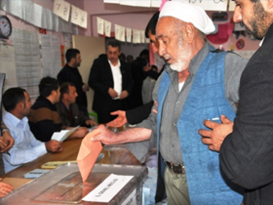 Yaşlılar Zorluklarına Aldırmadan Oy Kullandı
