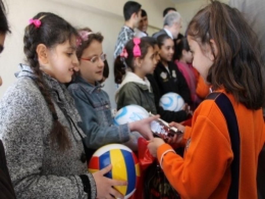 Mardinli Öğrencilerden Suriyeli Öğrencilere Yardım