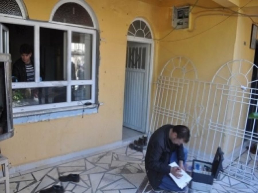 Hırsızlar Korkuluğu Kırıp Eve Girdi