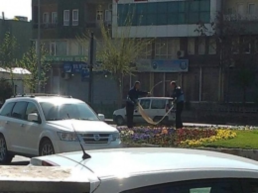 Zabıtalar 'Kutlu Doğum' Pankartlarını Söktü 