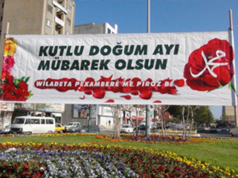 Batman'da Caddeler Peygamber Aşkıyla Süslendi 