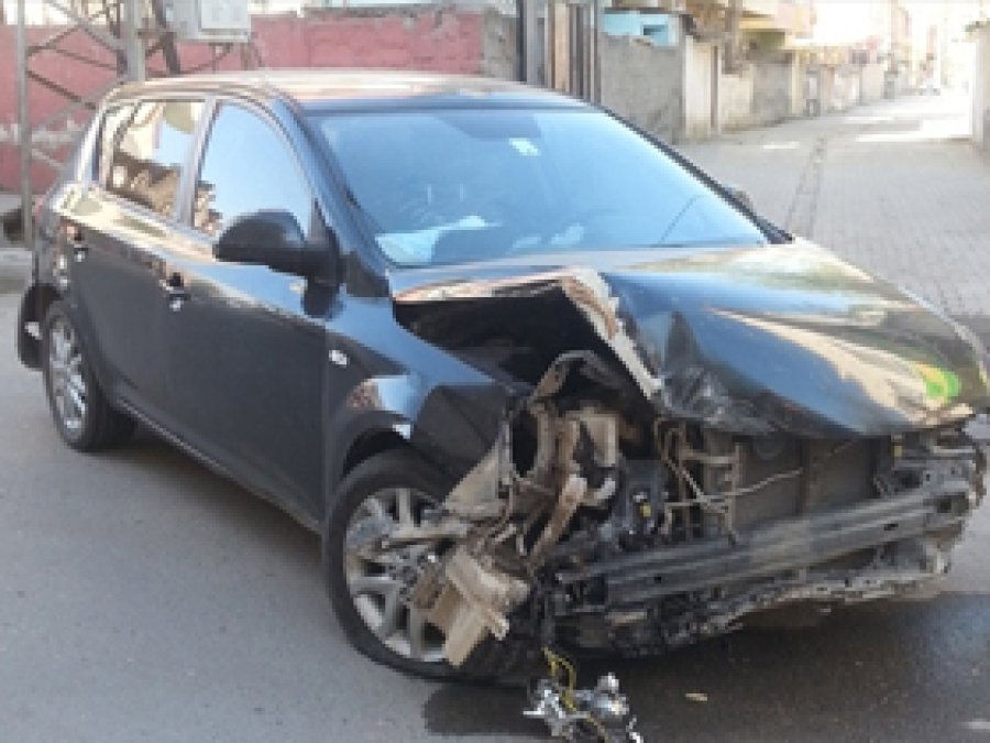 Önce Kaldırıma Sonra Ağaca Çarptı 