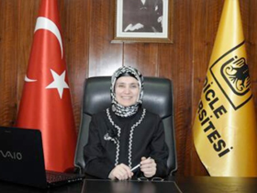Rektör Saraç Başörtüsü Taktı