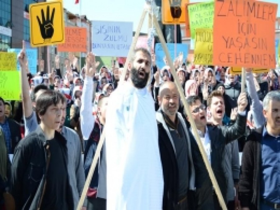 Mısır'daki İdam Kararına İdam Sehpalı Tepki 