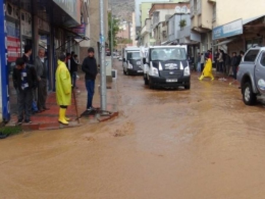 Silvan'a 10 Dakikalık Yağmur Yetti