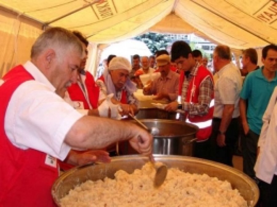Kızılay Kutlu Doğumu Pilav Dağıtarak Kutladı