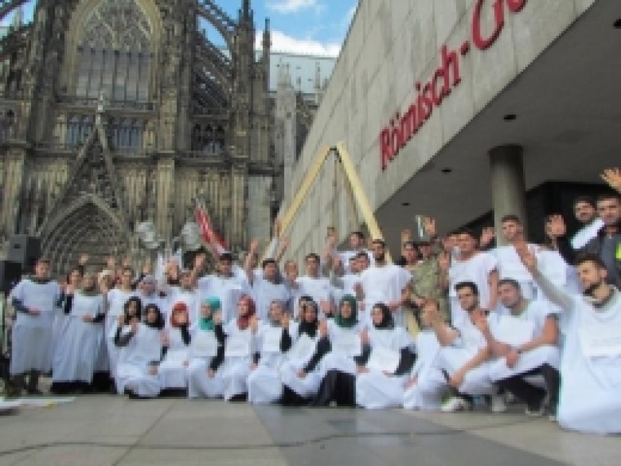 Köln'de  Mısır'daki İdam Kararlarına Kefenli Protesto  