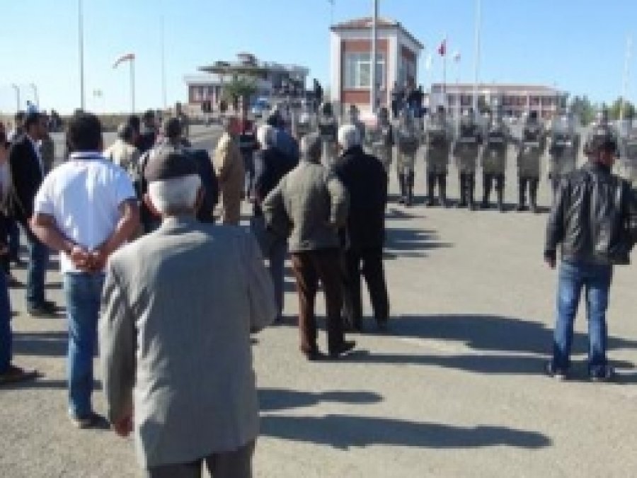 Eylem Yapan Köylülere Jandarma Müdahale Etti