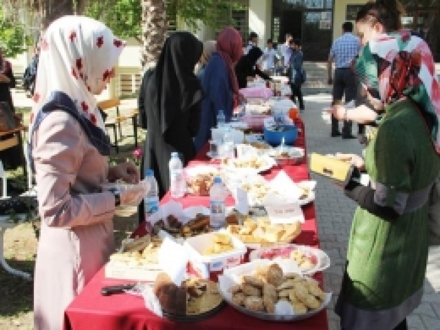 İlahiyat Öğrencilerinden Suriyeli Çocuklar Yararına Kermes 
