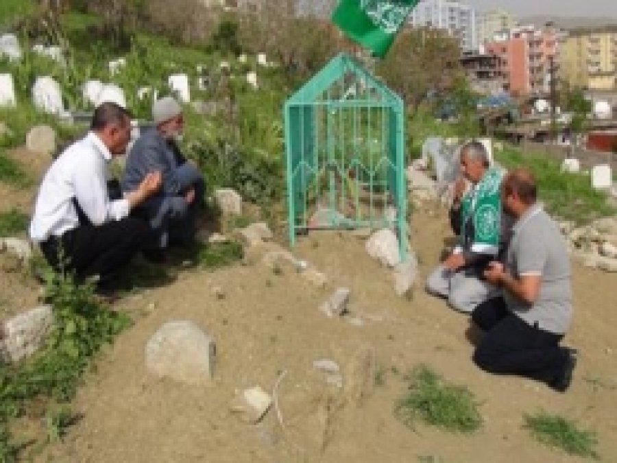 Göktaş, Sümeyye Çelik'in Kabrini Ziyaret Etti 