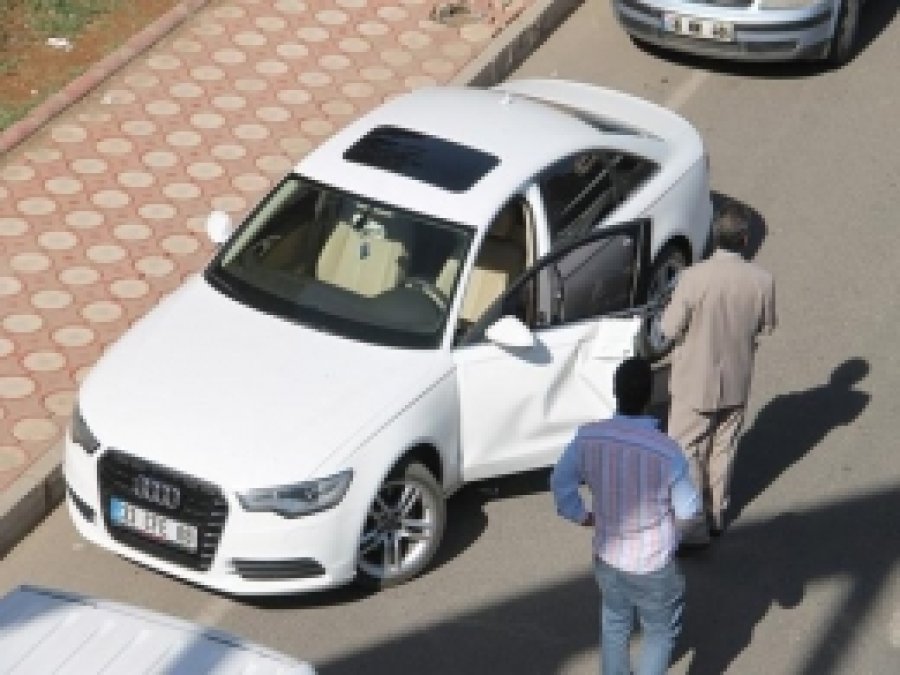 Belediye Otobüsü Otomobile Çarptı