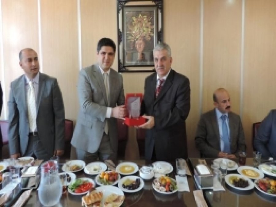 Görevi Devreden Yöneticiye Plaket Verildi