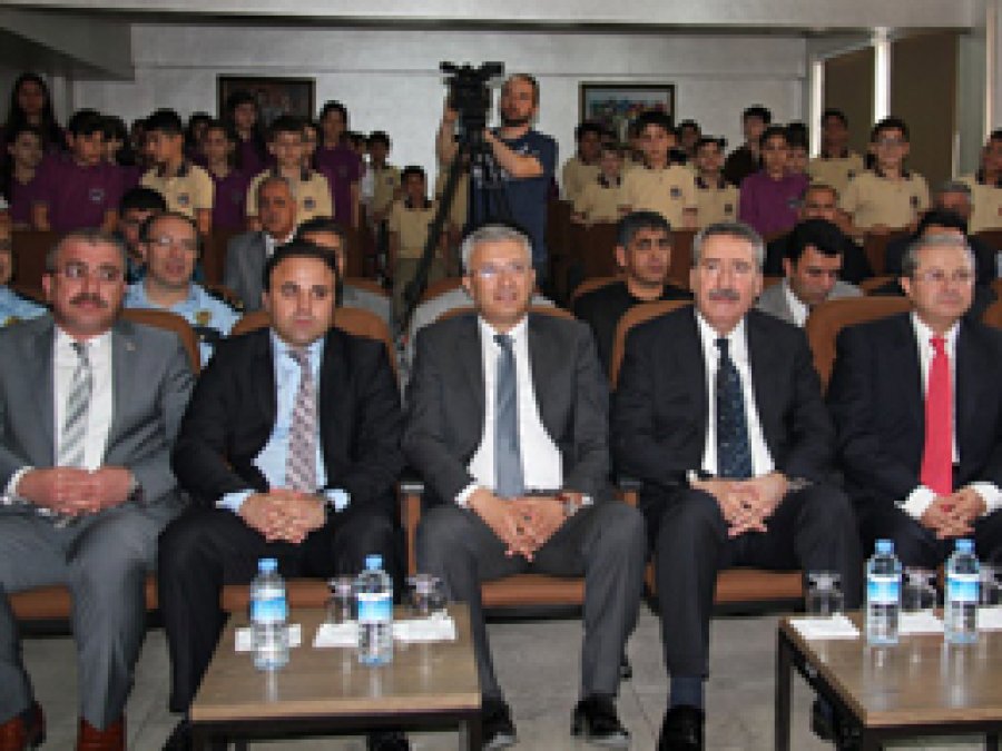 Vali Kıraç Çocuklara Emniyet Kemerinin Önemini Anlattı 