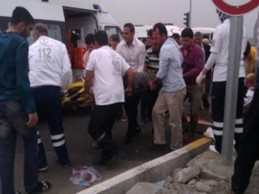 Otomobil İle Kamyon Çarpıştı: 1'i Ağır 4 Yaralı
