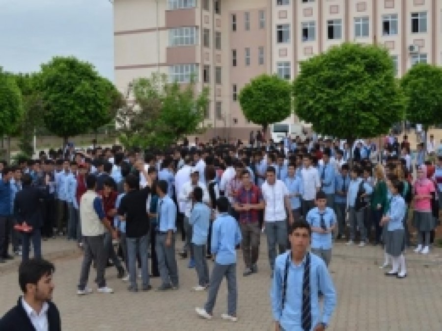 Öğrencilerden Yol Kapatma Eylemi
